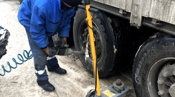 Выездной грузовой шиномонтаж поможет вам в любое время суток